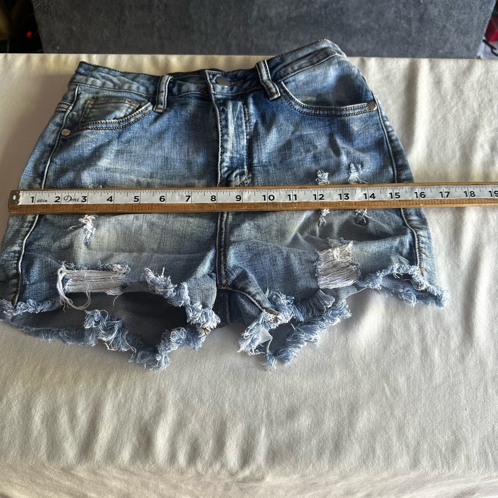 FASHION NOVA WOMAS DISTRESSED DENIM SHORTS SZ MEDIUM 28 - Picture 9 of 15